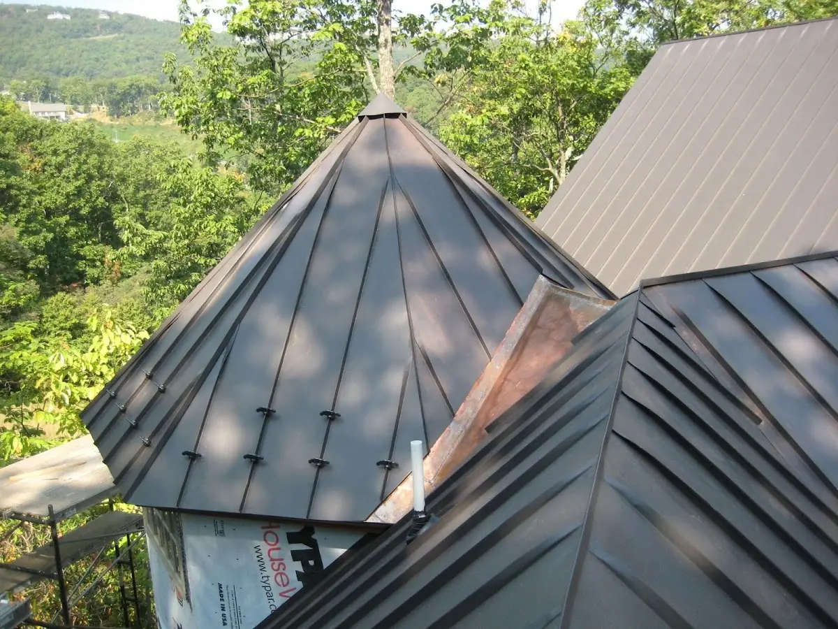 Professional Roof Tarp Installation by Craftsman Roofing in Wooded Pond